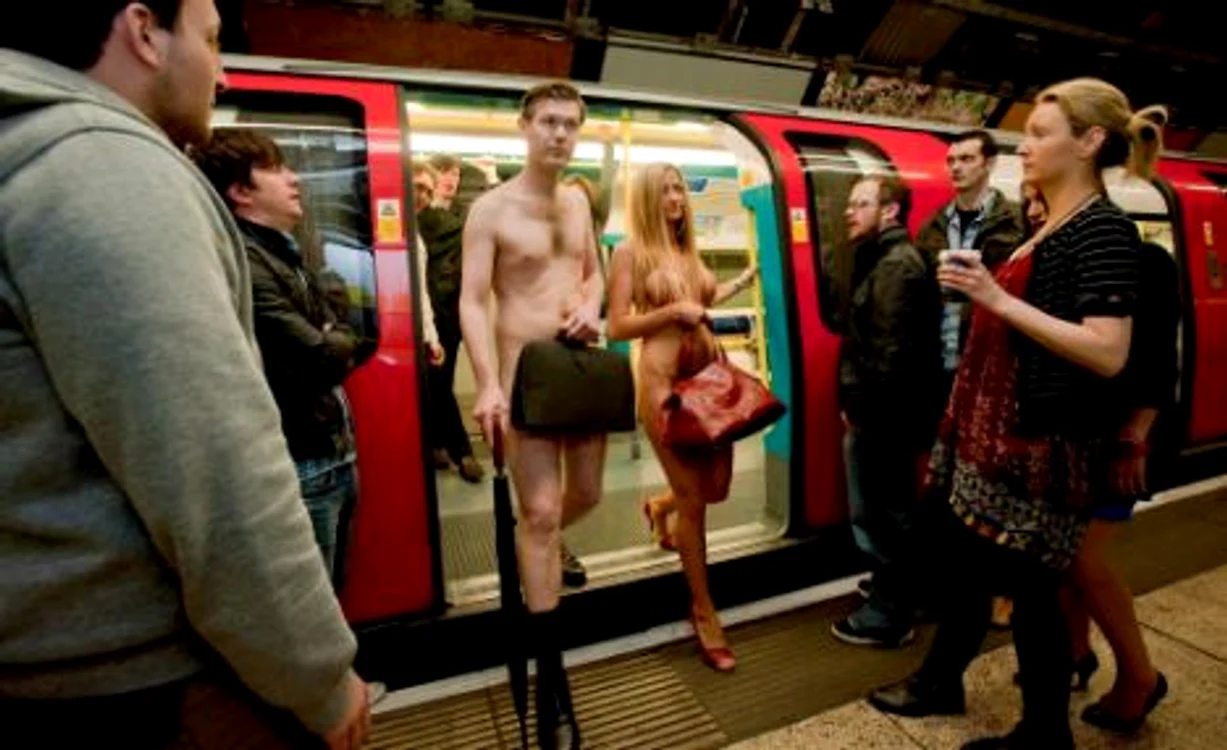Navetiştii au călătorit fără haine cu metroul din Londra