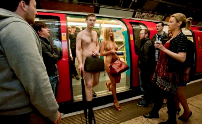 Navetiştii au călătorit fără haine cu metroul din Londra