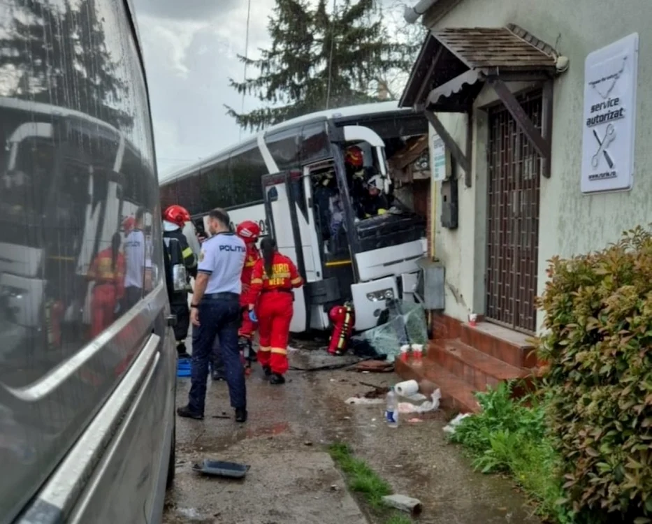 Autocarul a intrat în zidul casei şi într-o conductă de gaze. Foto: ISU Crişana