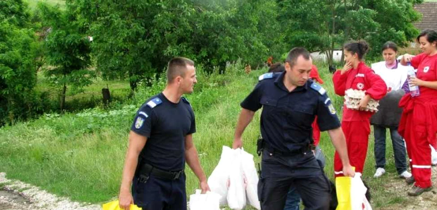 Jandarmii au intervenit pentru sinistraţi