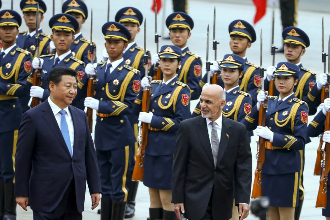 Preşedintele chinez Xi Jinping (stânga) primindu-l la Beijing pe omologul său afgan Ashraf Ghani FOTO EPA-EFE
