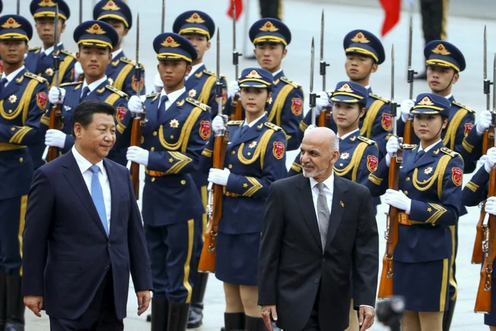 Preşedintele chinez Xi Jinping (stânga) primindu-l la Beijing pe omologul său afgan Ashraf Ghani FOTO EPA-EFE