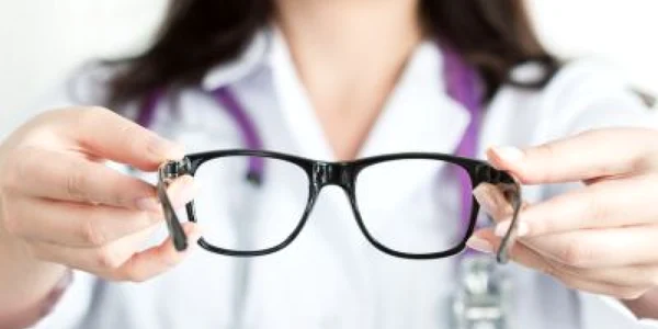 oftalmolog ochelari shutterstock