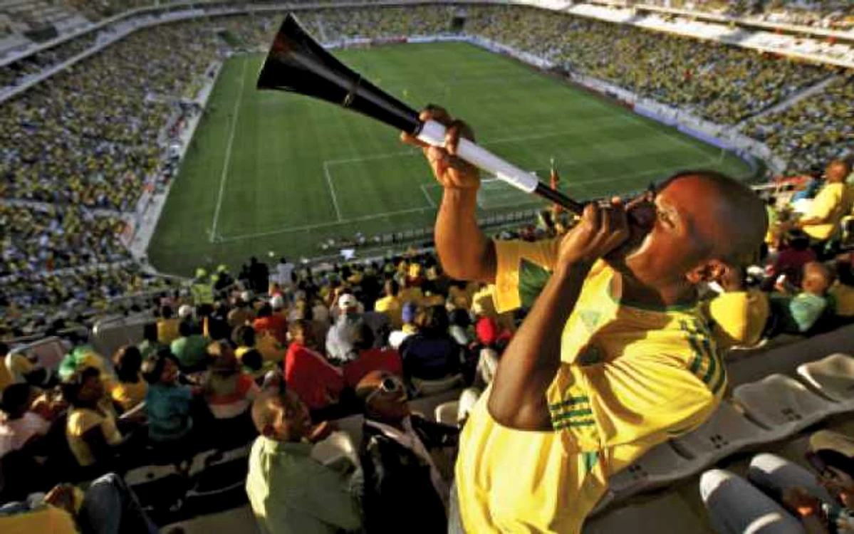 Suporter cu vuvuzelă la Mondialul din Africa de Sud 2010  FOTO EPA