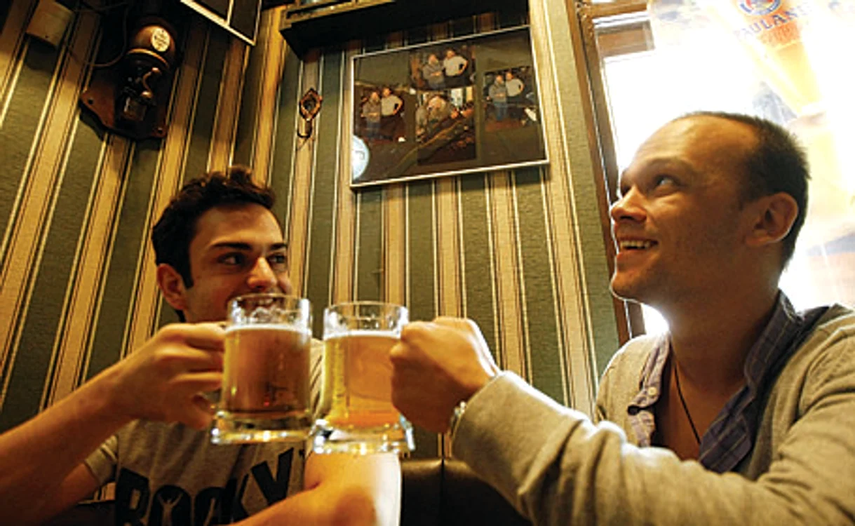 Clienţii din Irish Pub îşi petrec serile vesele sub privirile patronului, păstrat în amintiri înrămate
