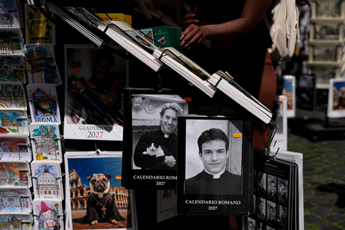 Celebrul suvenir din Roma: calendarul cu „preoți sexy”. Foto: La Repubblica  