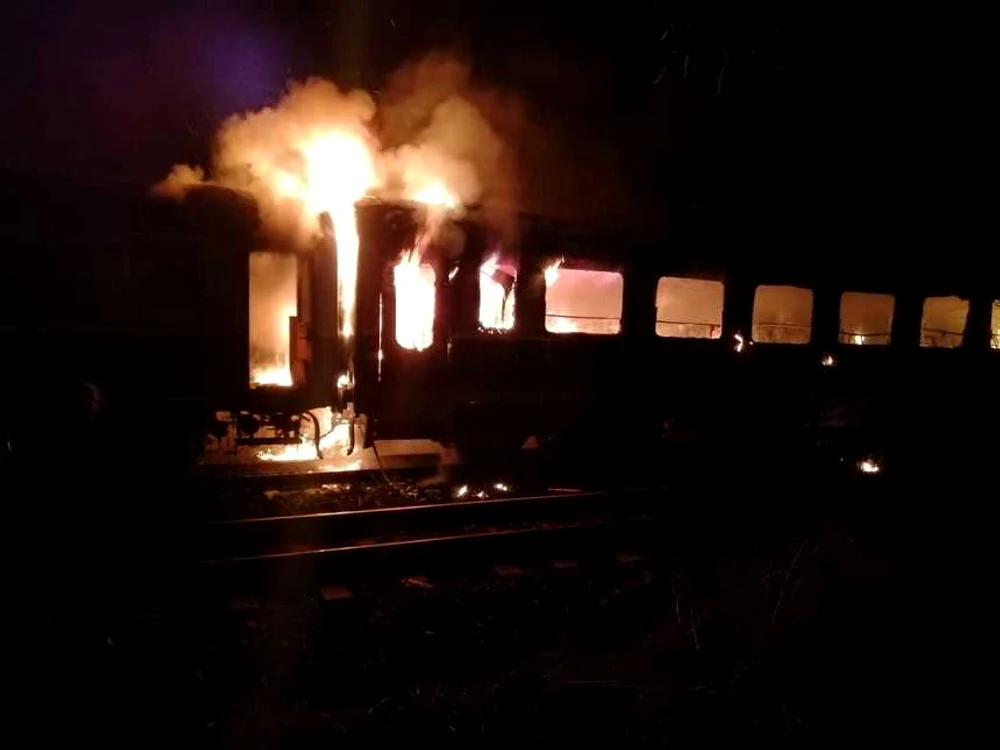 
    În momentul izbucnirii incendiului la bordul trenului se aflau 15 persoane Foto ISU Brașov  