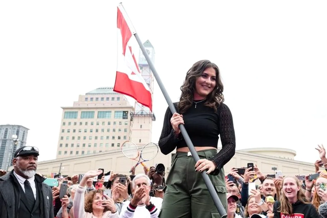 
    Bianca Andreescu a fluturat steagul Canadei la întâlnirea cu faniiFOTO: Profimedia  