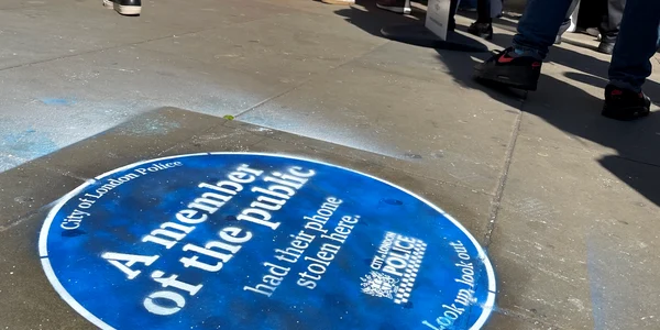 placa albastra furt telefoane londra FOTOX jpg