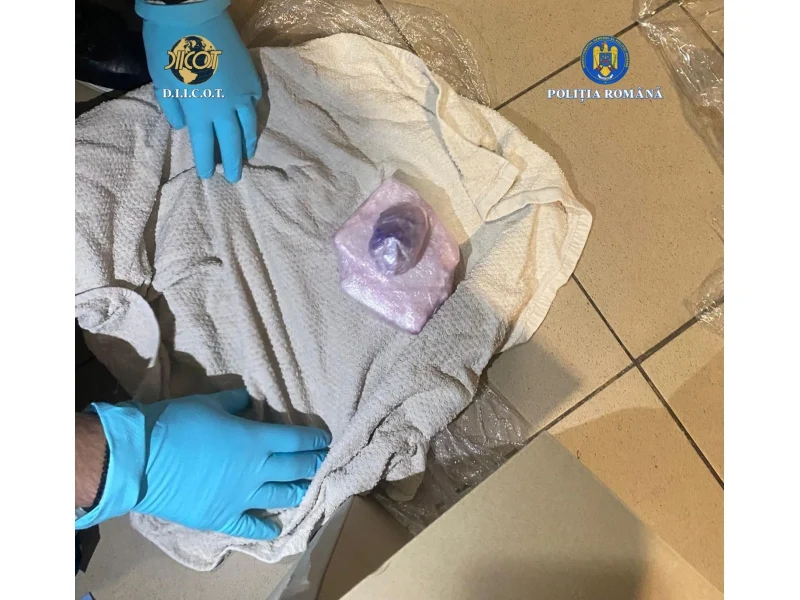 Cocaină ascunsă într-un colet din Spania, destinată cluburilor din București. Patru persoane, prinse în flagrant