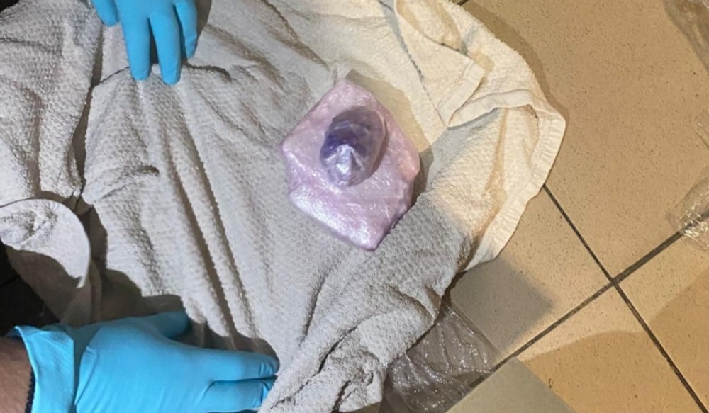 Cocaină ascunsă într-un colet din Spania, destinată cluburilor din București. Patru persoane, prinse în flagrant