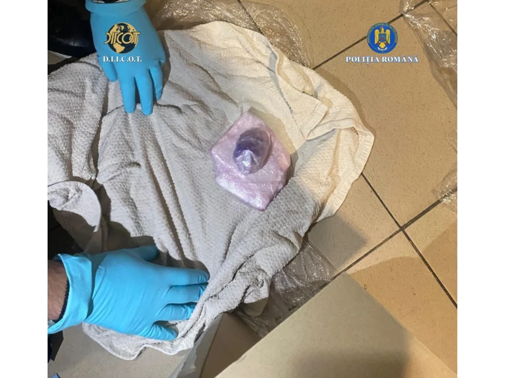 Cocaină ascunsă într-un colet din Spania, destinată cluburilor din București. Patru persoane, prinse în flagrant