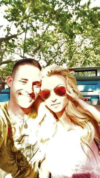 Cântăreaţa îl ia peste tot pe iubitul american