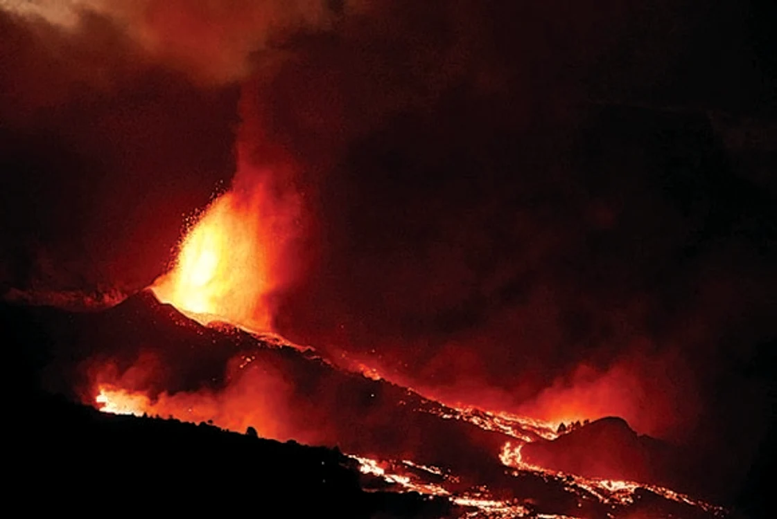 Noaptea, vulcanul Cumbre Vieja se trezeşte ameninţător