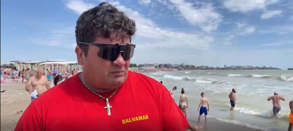 Turiștii intră în marea agitată, în ciuda pericolului. Șeful salvamarilor: „Sunt persoane care nu au mai apărut nici până astăzi” VIDEO 