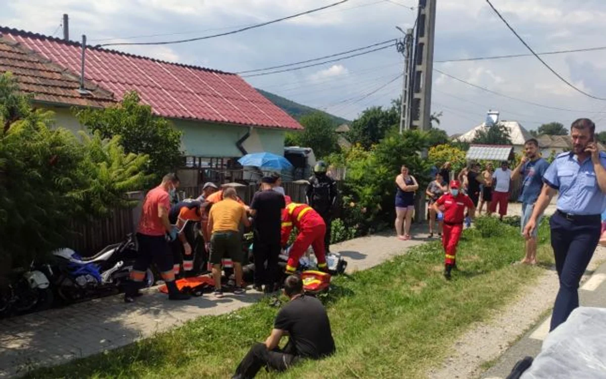 Copil acroşat de o motocicletă pe DN 67, în Buneşti - Vâlcea. Motociclistul în stare critică, dus la spital alături de pietonfoto: Adevărul