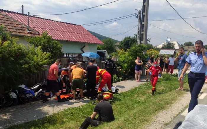 
    Copil acroşat de o motocicletă pe DN 67, în Buneşti - Vâlcea. Motociclistul în stare critică, dus la spital alături de pietonfoto: Adevărul  