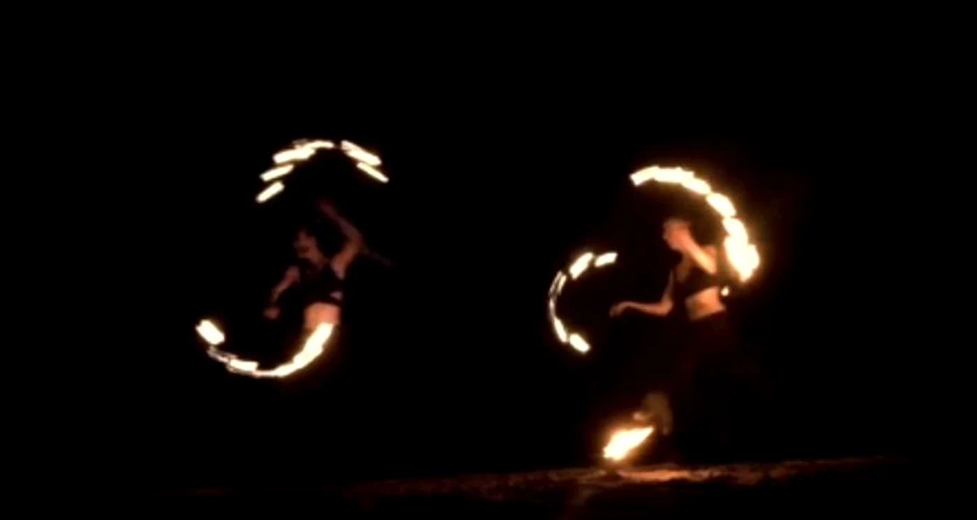Spectacolul oferit de cele două fete este unul incredibil de frumoscaptură Click!