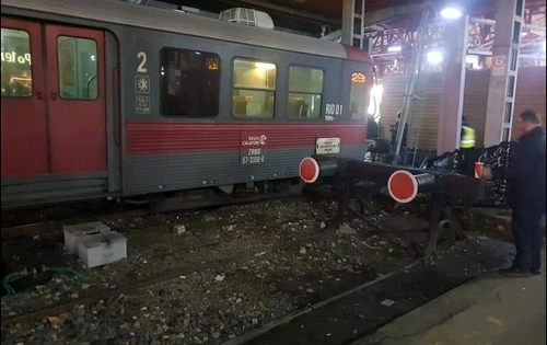 Un tren a lovit parapeții de la capătul liniei și aproape a ajuns pe peron, după ce mecanicul nu a frânat la timpFoto: Digi 24