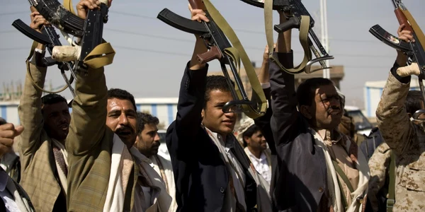 Şiiţi houthi yemeniţi ridică armele în timpul luptelor lângă palatul prezidenţial din  Sanaa Yemen FOTO AP
