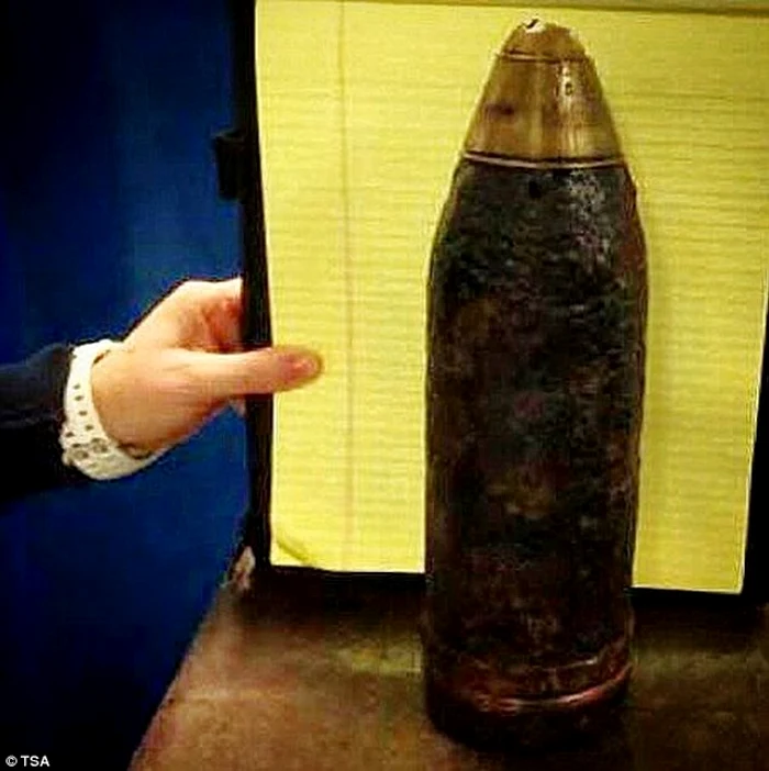 O descoperire şocantă, care a dus la întârzierea a trei zboruri pe Aeroportul Internaţional Dulles din Washington, a fost cea a unui proiectil de artilerie inactiv. FOTO Daily Mail
