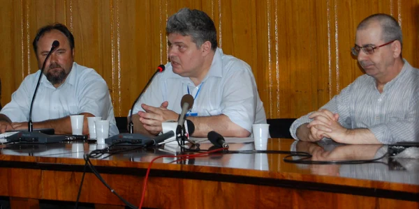 Rectorul Viorel Mânzu (centru) este un aprig susţinător al legii educaţiei