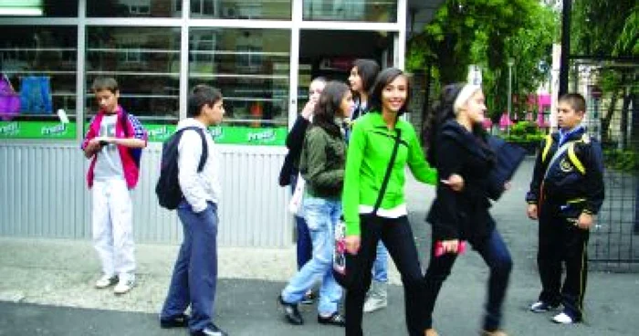 Craiova: GALERIE FOTO / Liceenii de la „Coandă“ îşi vor directorul înapoi (VIDEO)