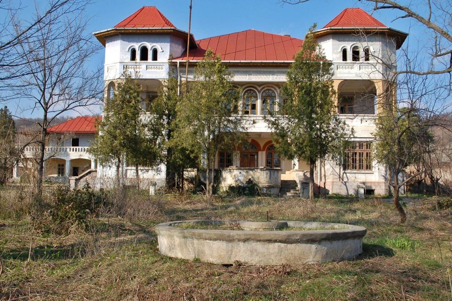 Cu cât se vinde conacul ce a fost ridicat de unul dintre cei mai importanți oameni de stat ai Țării Românești