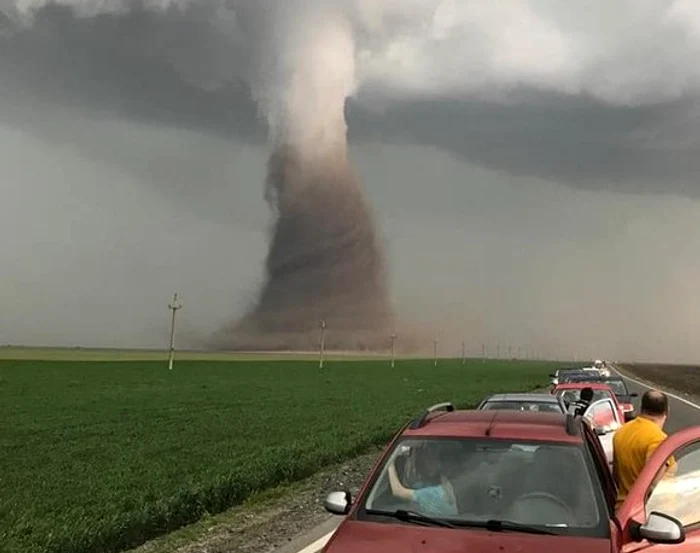 
    O tornadă foarte puternică s-a format în județul Călărași în urmă cu doar câteva zilefoto: captură Facebook  