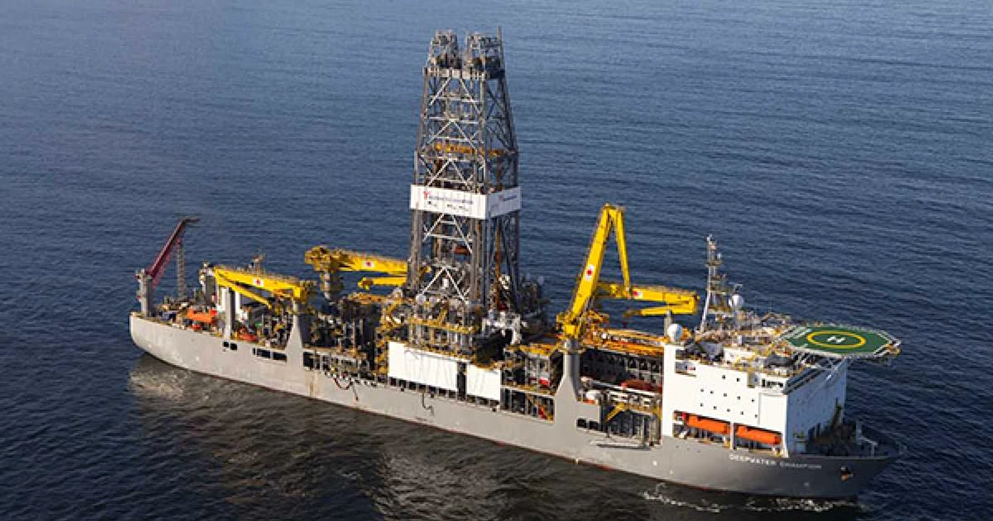 Vasul special Deepwater Champion forează în apele româneşti ale Mării Negre
