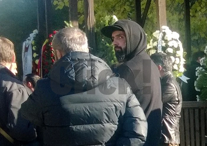 Cezar Popescu a fost prezent la înmormântarea chitaristului de la Goodbye to Gravity, Vlad Ţelea. Partea stângă a feţei este bandajată