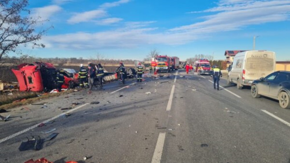 Prăpăd pe DN2 la Secuieni. Trei persoane grav rănite şi două TIR-uri făcute praf. Unul dintre şoferi a fost proiectat 3 metri prin parbriz