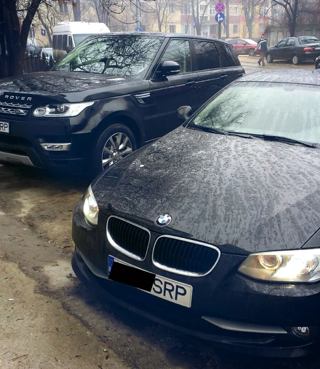 Maşinile lui Cosmin, toate cu numele lui la numărul de înmatriculare, sunt o carte de vizită pentru tânărul de 23 de ani