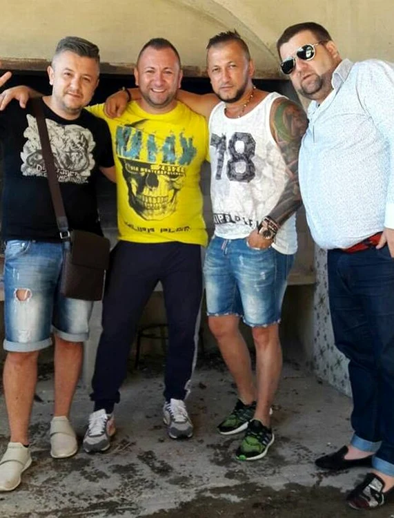 Gabi de la Oradea (stânga), impresarul Florin bamboo şi Cristian Rizescu (dreapta) înainte de a ajunge la aeroport 