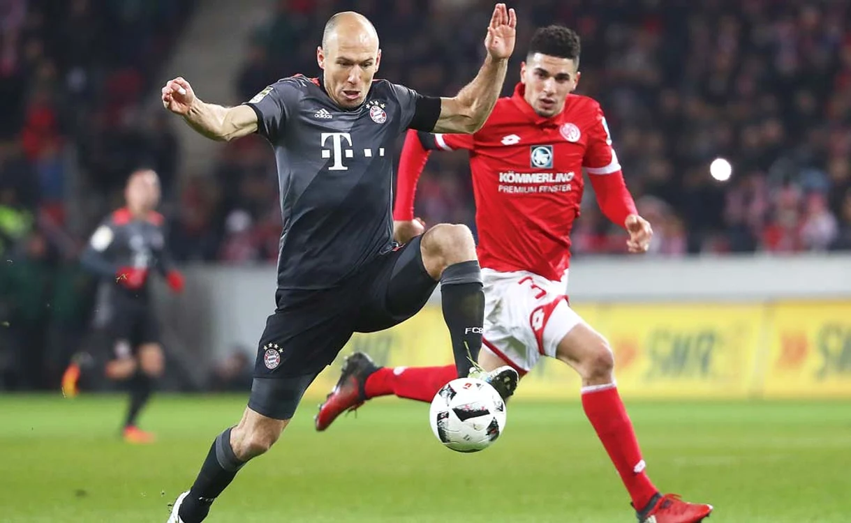 
    Olandezul Robben  are în palmares o  medalie de argint  şi una de bronz  la Campionatul  Mondial şi joacă  de ani buni la  Bayern München   