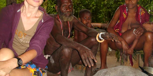 Hanna Bota, alături de un grup de băştinaşi din Vanuatu