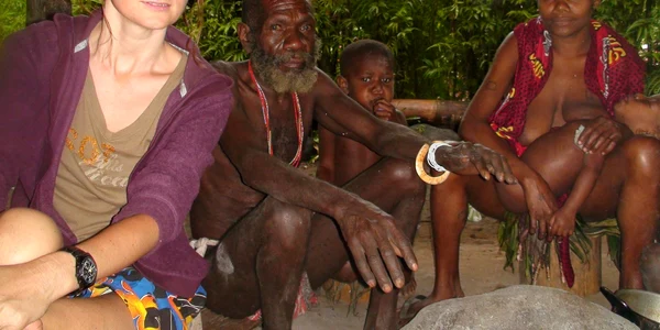 Hanna Bota, alături de un grup de băştinaşi din Vanuatu
