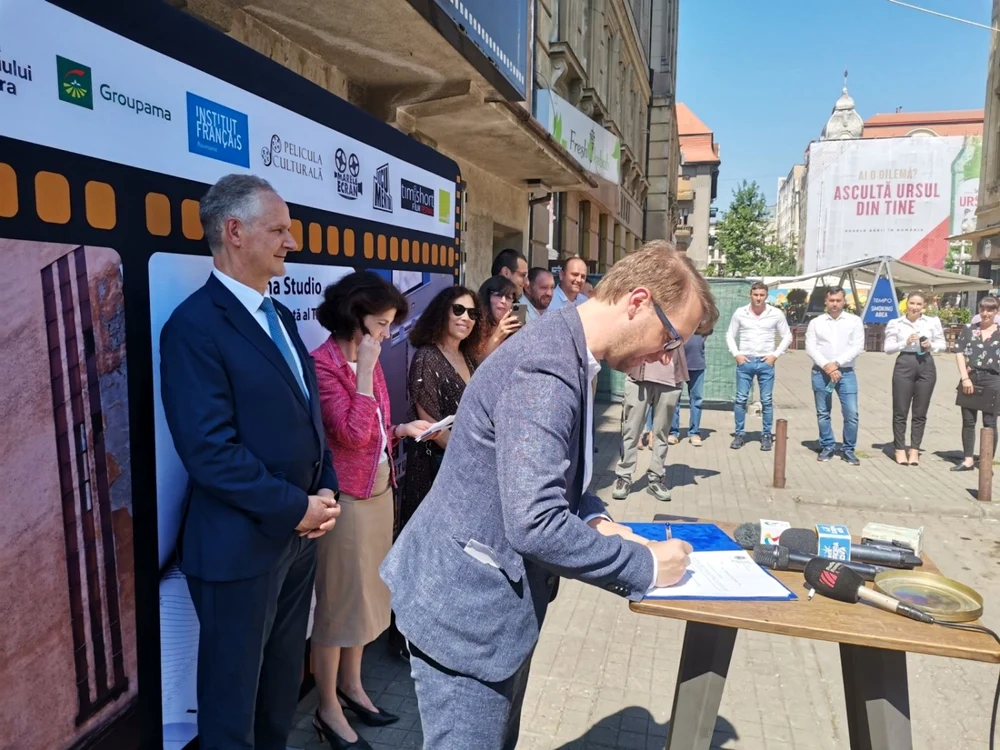 Primarul Dominic Fritz a semnat documentele pentru începerea lucrărilor de la Studio FOTO Ş.Both