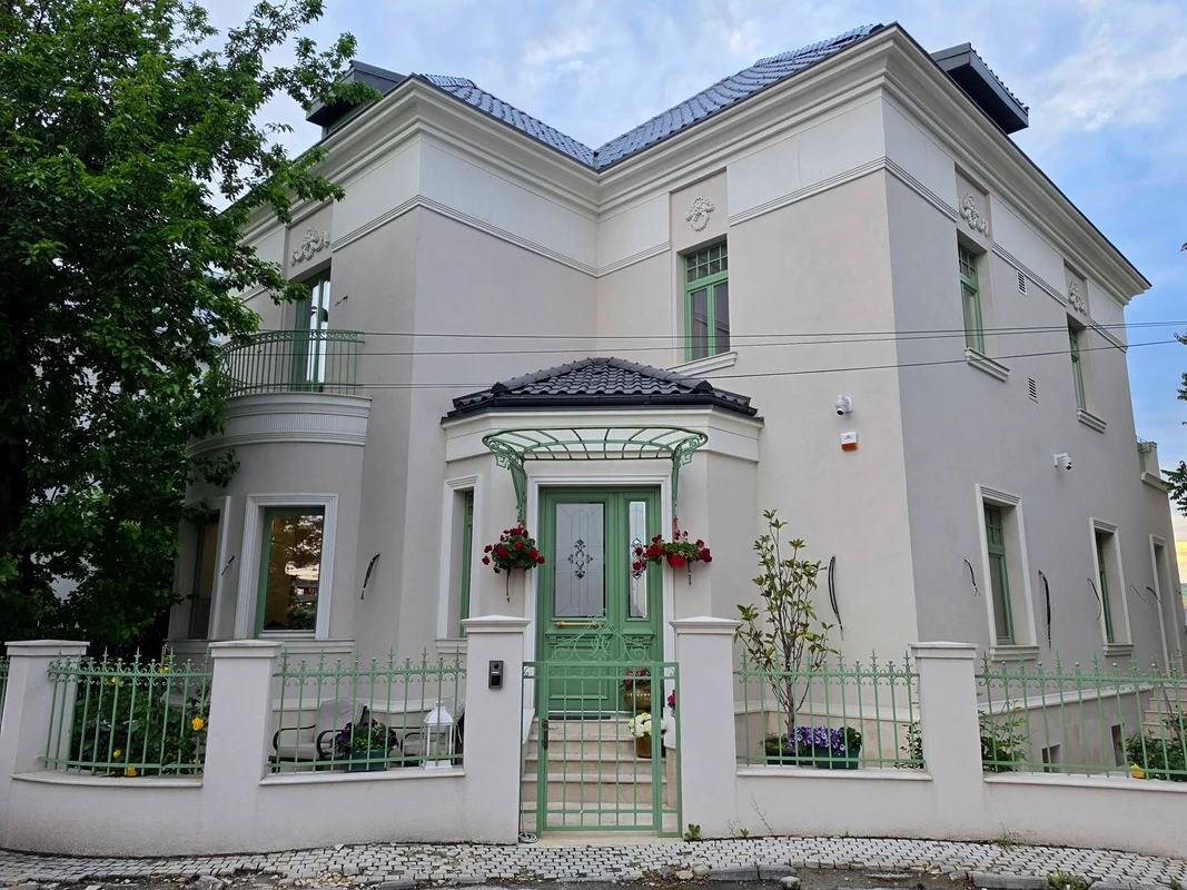 Cum arată acum vila care în 2020 era aproape o ruină / foto: Facebook