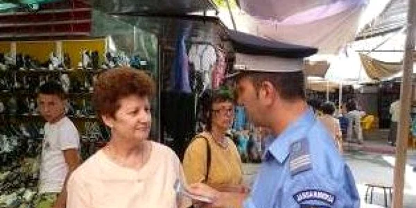 Jandarmii le-au explicat oamenilor riscurile la care se expun daca votează de mai mult ori