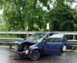 Accident rutier pe Valea Oltului - DN7- în Tuţuleşti - Vâlcea - coliziune între un microbuz şi un autoturism cu patru persoane implicate dintre care una încarcerată Foto Adevărul