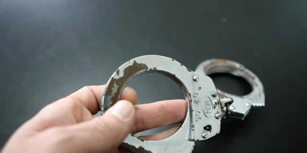 Doi tineri au fost arestaţi pentru omor şi furt