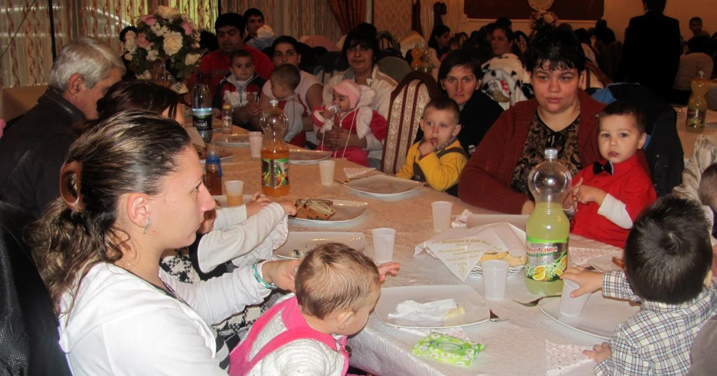 Copii l-au aşteptat pe Moş împreună cu părinţii lor 