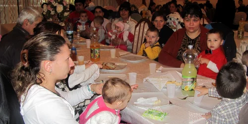 Copii l-au aşteptat pe Moş împreună cu părinţii lor 