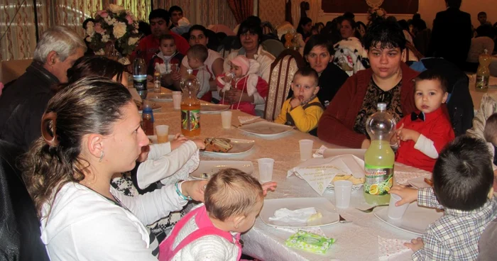 Copii l-au aşteptat pe Moş împreună cu părinţii lor 