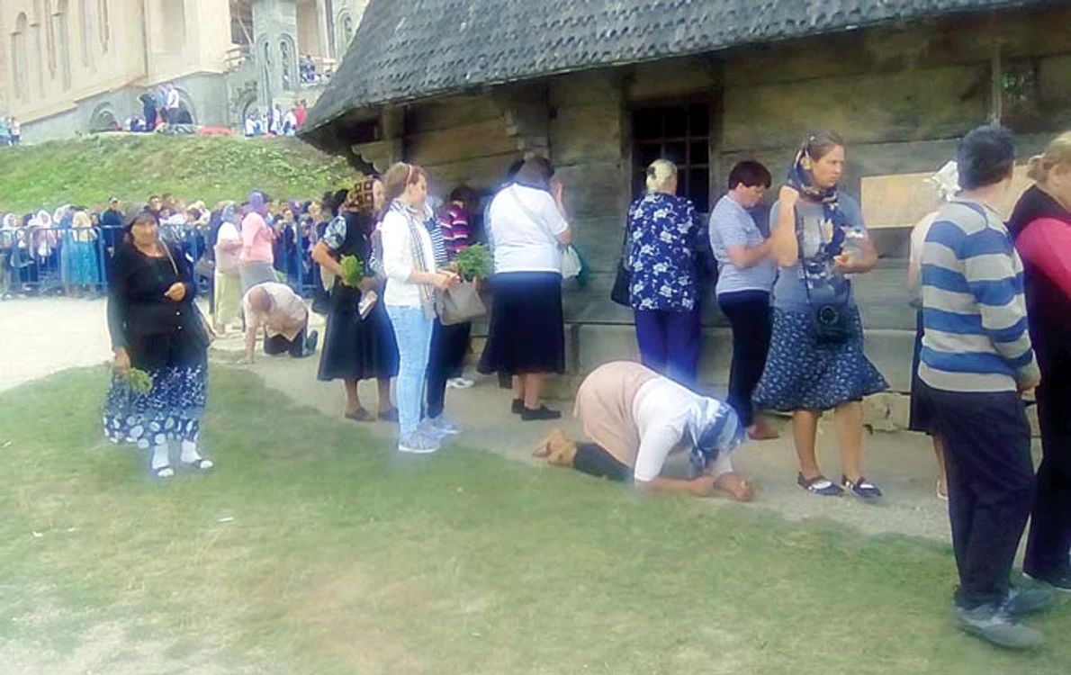 Unii credincioşi  au înconjurat biserica în genunchi
