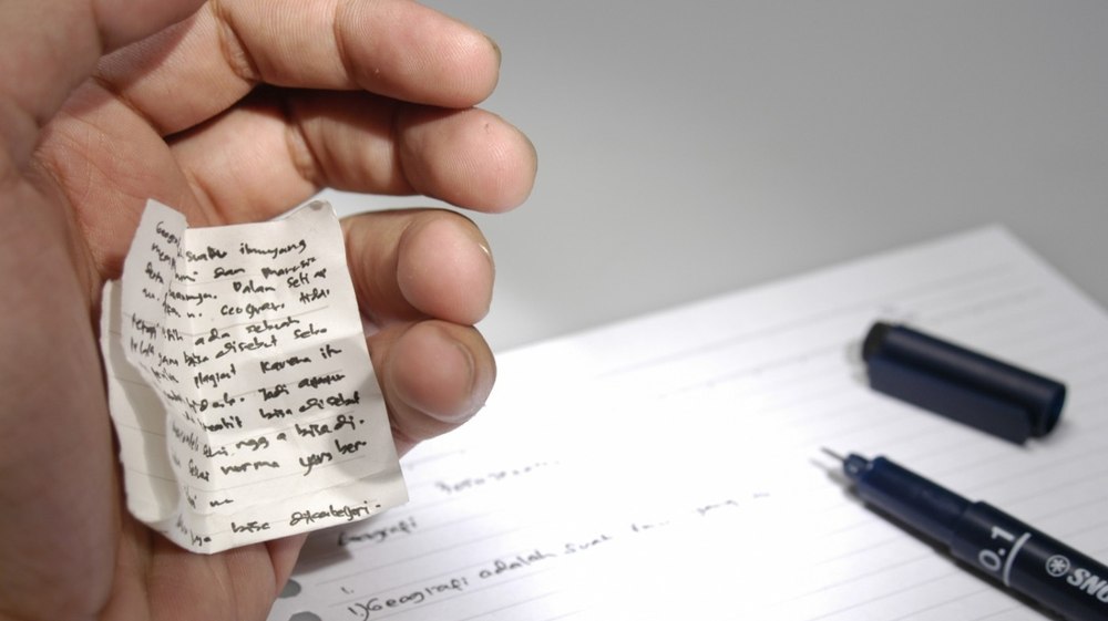 Învățătoare prinsă cu fițuică la examenul de titularizare. Nu mai are voie să predea până în 2024