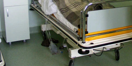Pacienţii sunt nevoiţi să se încălzească sub pături