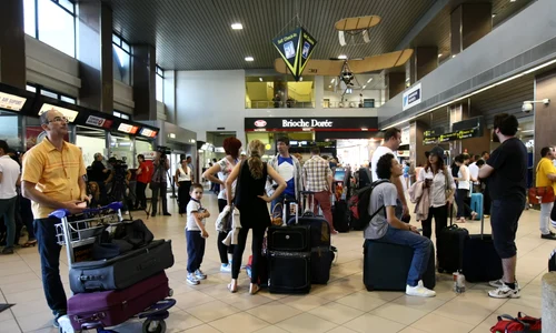 Pasageri din Italia vin pe Aeroportul Otopeni jpeg