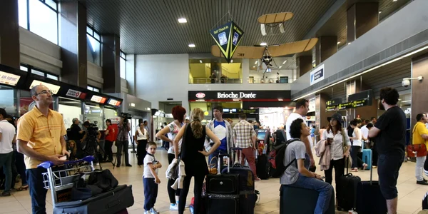 Pasageri din Italia vin pe Aeroportul Otopeni jpeg